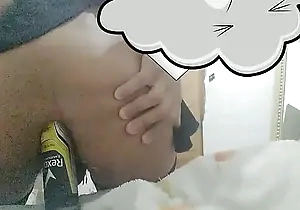 Emilly cdzinha brinca com o cuzinho dela